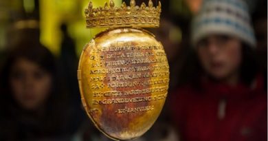 Golden Case Containing Heart Of Queen Of France Stolen From Museum Golden Case Containing Heart Of Queen Of France Stolen From Museum